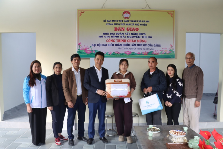 Đồng chí Bí thư Đảng uỷ xã Phú Xuyên trao nhà Đại đoàn kết cho 4 hộ gia đình khó khăn và hộ cận nghèo- Ảnh 3.