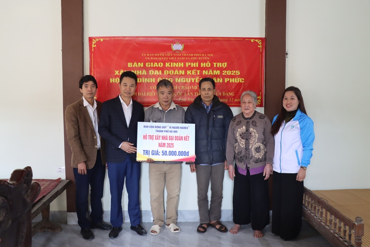 Đồng chí Bí thư Đảng uỷ xã Phú Xuyên trao nhà Đại đoàn kết cho 4 hộ gia đình khó khăn và hộ cận nghèo- Ảnh 2.