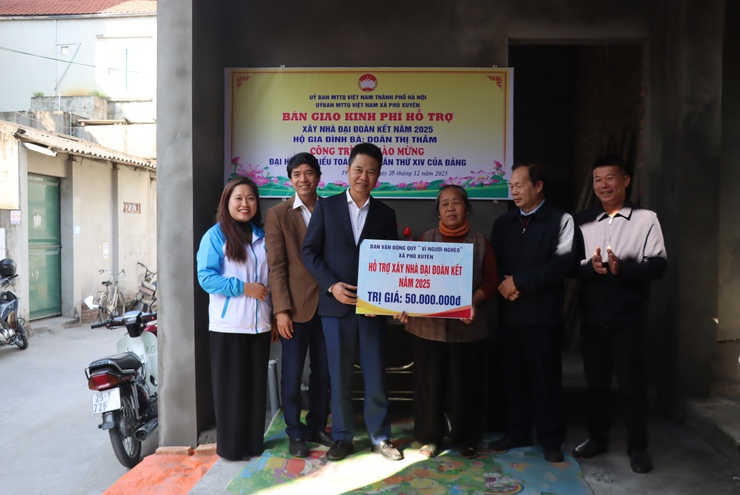 Đồng chí Bí thư Đảng uỷ xã Phú Xuyên trao nhà Đại đoàn kết cho 4 hộ gia đình khó khăn và hộ cận nghèo- Ảnh 4.