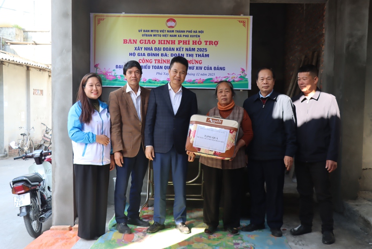 Đồng chí Bí thư Đảng uỷ xã Phú Xuyên trao nhà Đại đoàn kết cho 4 hộ gia đình khó khăn và hộ cận nghèo- Ảnh 6.