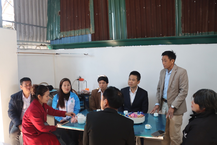 Đồng chí Bí thư Đảng uỷ xã Phú Xuyên trao nhà Đại đoàn kết cho 4 hộ gia đình khó khăn và hộ cận nghèo- Ảnh 8.