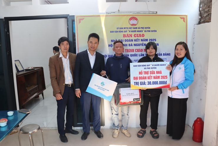 Đồng chí Bí thư Đảng uỷ xã Phú Xuyên trao nhà Đại đoàn kết cho 4 hộ gia đình khó khăn và hộ cận nghèo- Ảnh 5.