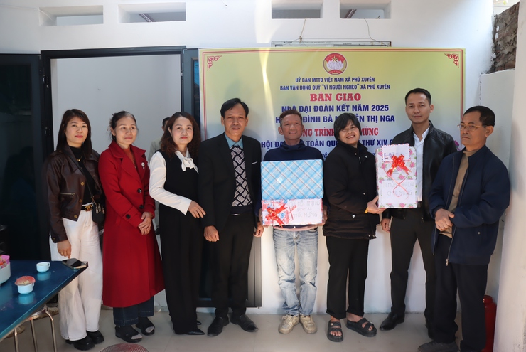 Đồng chí Bí thư Đảng uỷ xã Phú Xuyên trao nhà Đại đoàn kết cho 4 hộ gia đình khó khăn và hộ cận nghèo- Ảnh 7.