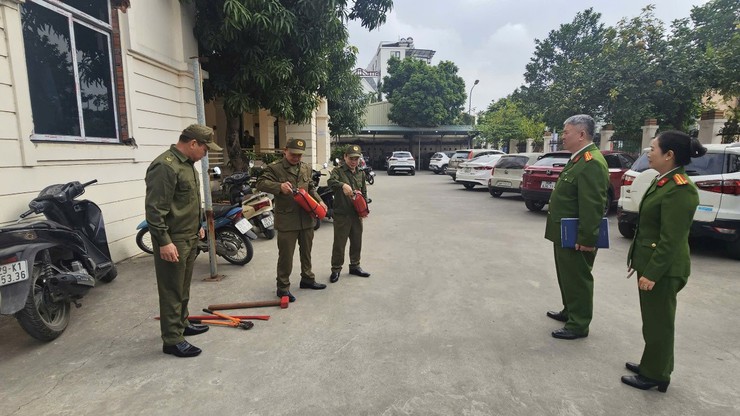 Hướng dẫn, kiểm tra công tác củng cố, kiện toàn lực lượng dân phòng nhằm nâng cao khả năng xử lý khi có sự cố cháy, nổ xảy ra, giảm thiểu thiệt hại về người và tài sản của nhân dân.- Ảnh 3.