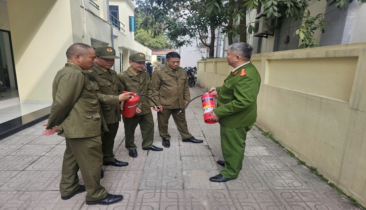 Hướng dẫn, kiểm tra công tác củng cố, kiện toàn lực lượng dân phòng nhằm nâng cao khả năng xử lý khi có sự cố cháy, nổ xảy ra, giảm thiểu thiệt hại về người và tài sản của nhân dân.- Ảnh 4.