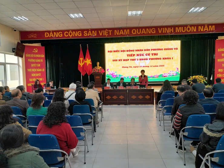 HỘI ĐỒNG NHÂN DÂN PHƯỜNG GIẢNG VÕ: TIẾP XÚC CỬ TRI SAU KỲ HỌP THỨ 3: LẮNG NGHE, HÀNH ĐỘNG VÀ THỰC HIỆN CÓ HIỆU QUẢ- Ảnh 1.