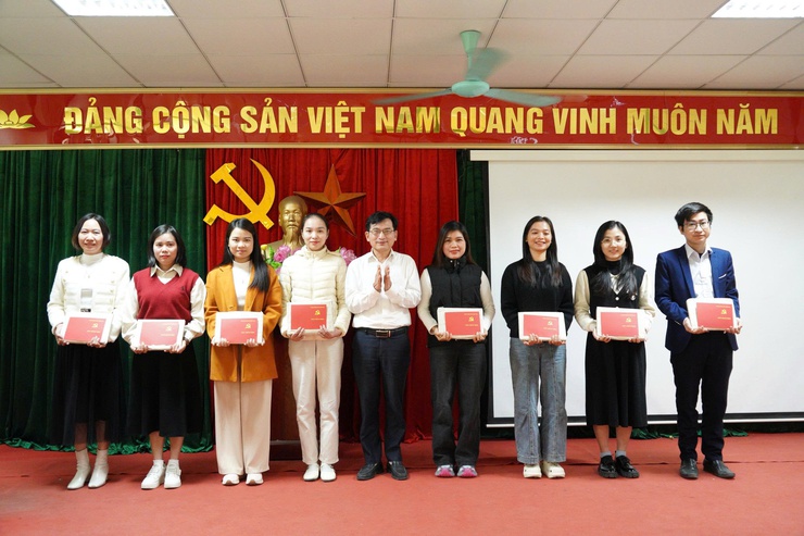 11 đồng chí đảng viên mới xã Quảng Bị hoàn thành Lớp bồi dưỡng lý luận chính trị khóa 3 năm 2025 tại Trung tâm Chính trị phường Chương Mỹ- Ảnh 1.