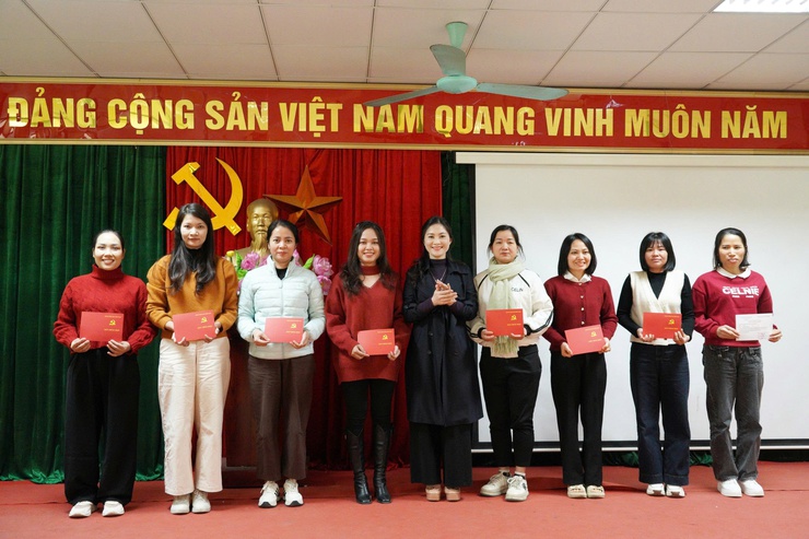 11 đồng chí đảng viên mới xã Quảng Bị hoàn thành Lớp bồi dưỡng lý luận chính trị khóa 3 năm 2025 tại Trung tâm Chính trị phường Chương Mỹ- Ảnh 2.