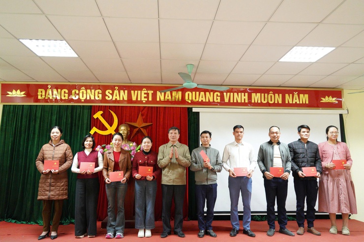 11 đồng chí đảng viên mới xã Quảng Bị hoàn thành Lớp bồi dưỡng lý luận chính trị khóa 3 năm 2025 tại Trung tâm Chính trị phường Chương Mỹ- Ảnh 3.