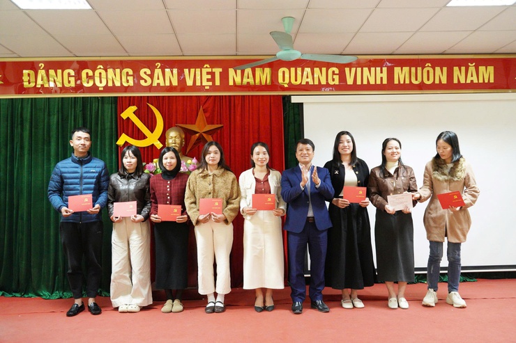 11 đồng chí đảng viên mới xã Quảng Bị hoàn thành Lớp bồi dưỡng lý luận chính trị khóa 3 năm 2025 tại Trung tâm Chính trị phường Chương Mỹ- Ảnh 4.