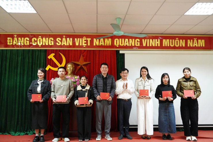 11 đồng chí đảng viên mới xã Quảng Bị hoàn thành Lớp bồi dưỡng lý luận chính trị khóa 3 năm 2025 tại Trung tâm Chính trị phường Chương Mỹ- Ảnh 5.