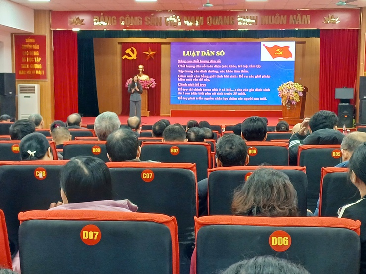 ỦY BAN NHÂN DÂN PHƯỜNG XUÂN PHƯƠNG TỔ CHỨC HỘI NGHỊ TUYÊN TRUYỀN PHỔ BIẾN LUẬT DÂN SỐ & CÔNG TÁC DÂN 
SỐ, NHÂN KỶ NIỆM NGÀY DÂN SỐ VIỆT NAM 26/12.
- Ảnh 3.