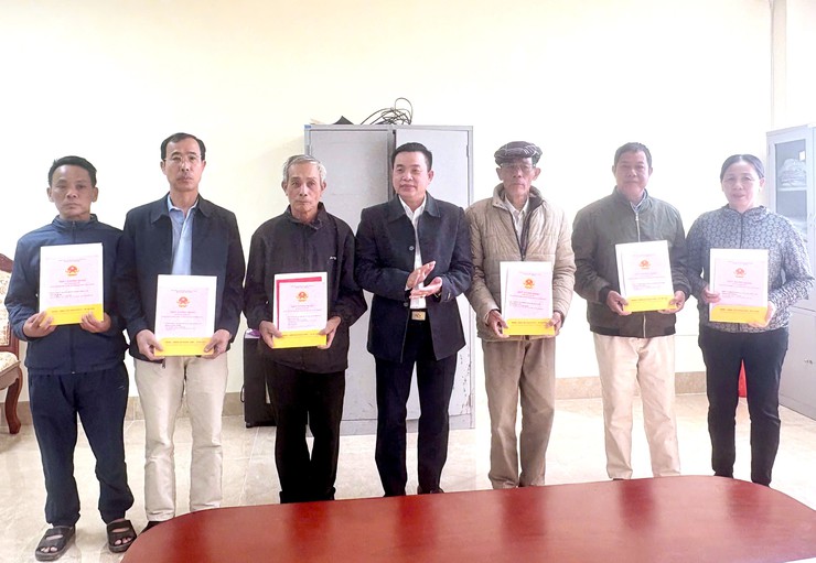 Xã Thạch Thất trao Giấy chứng nhận quyền sử dụng đất sau dồn điền đổi thửa cho nhân dân trên địa bàn- Ảnh 3.