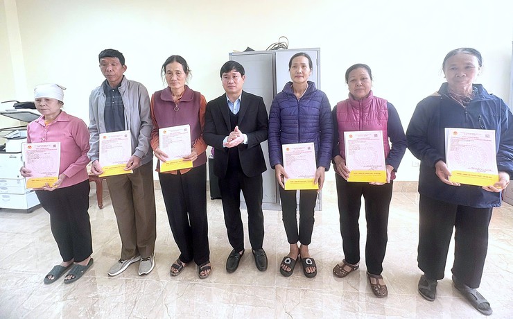 Xã Thạch Thất trao Giấy chứng nhận quyền sử dụng đất sau dồn điền đổi thửa cho nhân dân trên địa bàn- Ảnh 2.