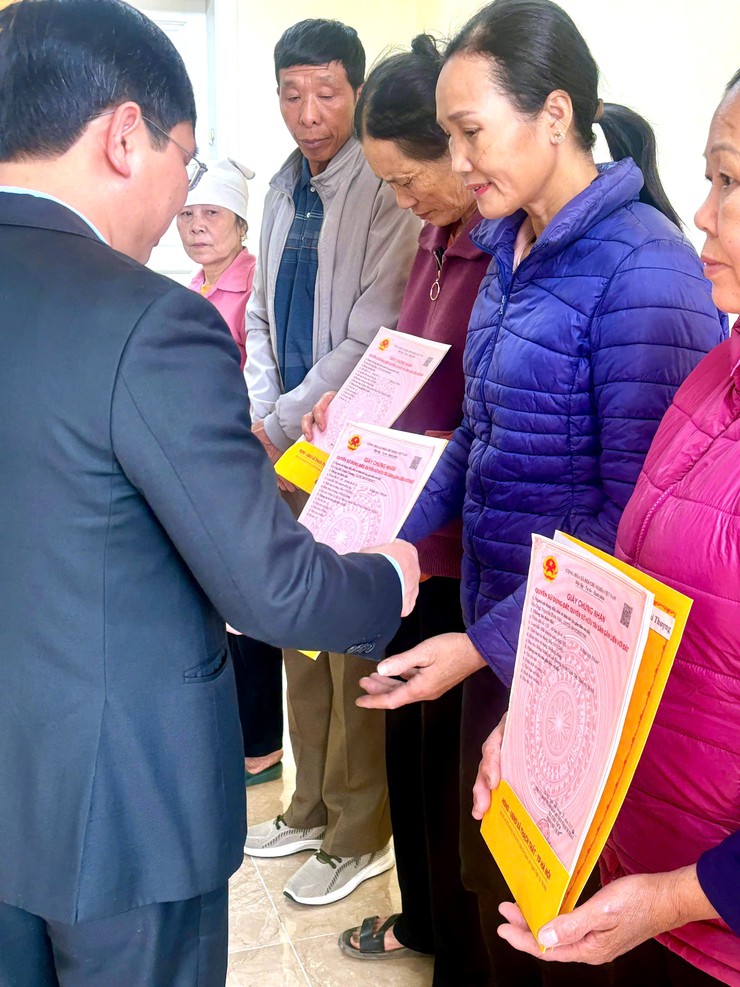 Xã Thạch Thất trao Giấy chứng nhận quyền sử dụng đất sau dồn điền đổi thửa cho nhân dân trên địa bàn- Ảnh 5.