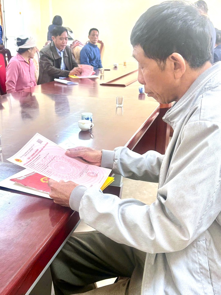 Xã Thạch Thất trao Giấy chứng nhận quyền sử dụng đất sau dồn điền đổi thửa cho nhân dân trên địa bàn- Ảnh 6.