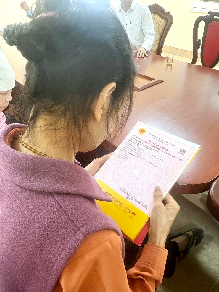 Xã Thạch Thất trao Giấy chứng nhận quyền sử dụng đất sau dồn điền đổi thửa cho nhân dân trên địa bàn- Ảnh 7.