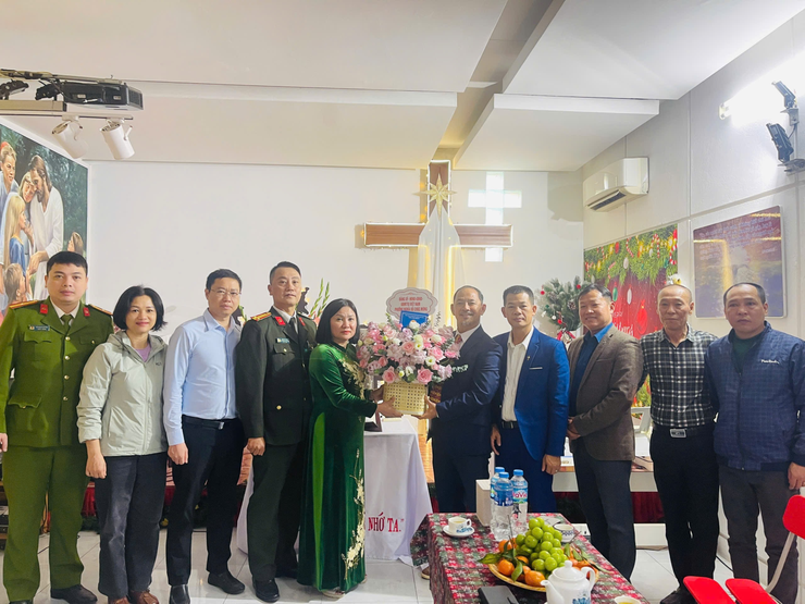 Phường Nghĩa Đô  thăm, chúc mừng các điểm nhóm Tin Lành nhân dịp Lễ Giáng sinh năm 2025
- Ảnh 1.