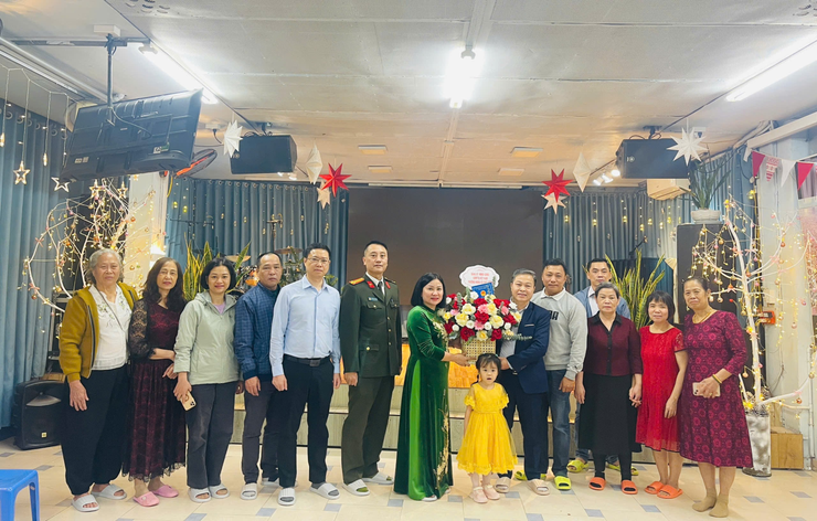 Phường Nghĩa Đô  thăm, chúc mừng các điểm nhóm Tin Lành nhân dịp Lễ Giáng sinh năm 2025
- Ảnh 4.