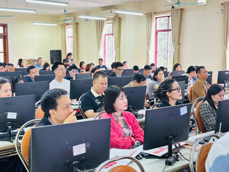 ỨNG DỤNG AI VÀ CÔNG CỤ SỐ, NÂNG CAO HIỆU SUẤT CÔNG VIỆC TẠI PHƯỜNG KIM LIÊN- Ảnh 8.