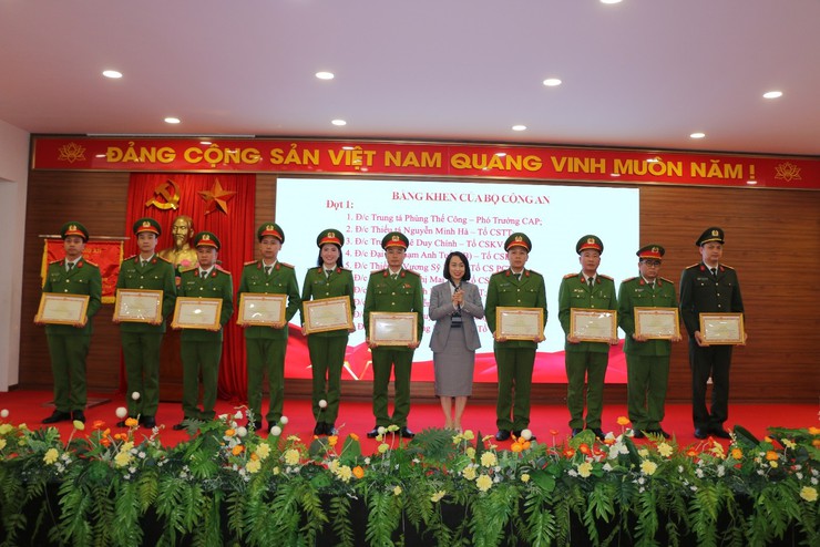 Công an phường Phúc Lợi tổng kết công tác công an năm 2025, triển khai chương trình công tác công an năm 2026
- Ảnh 6.