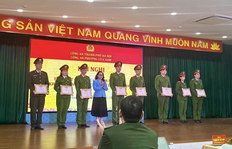 CÔNG AN PHƯỜNG CỬA NAM TỔ CHỨC HỘI NGHỊ TỔNG KẾT CÔNG TÁC CÔNG AN NĂM 2025 VÀ TRIỂN KHAI NHIỆM VỤ CÔNG TÁC CÔNG AN NĂM 2026- Ảnh 5.