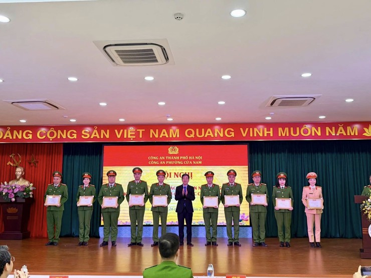 CÔNG AN PHƯỜNG CỬA NAM TỔ CHỨC HỘI NGHỊ TỔNG KẾT CÔNG TÁC CÔNG AN NĂM 2025 VÀ TRIỂN KHAI NHIỆM VỤ CÔNG TÁC CÔNG AN NĂM 2026- Ảnh 4.