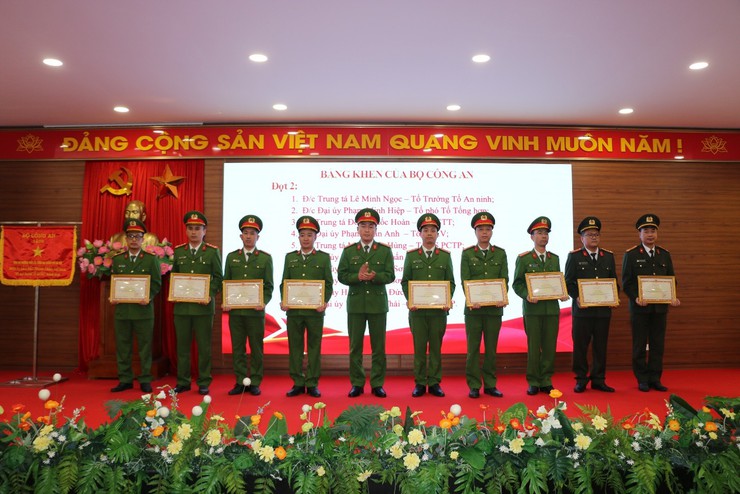 Công an phường Phúc Lợi tổng kết công tác công an năm 2025, triển khai chương trình công tác công an năm 2026
- Ảnh 7.