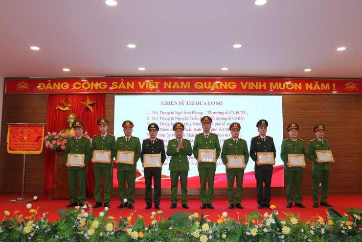 Công an phường Phúc Lợi tổng kết công tác công an năm 2025, triển khai chương trình công tác công an năm 2026
- Ảnh 8.