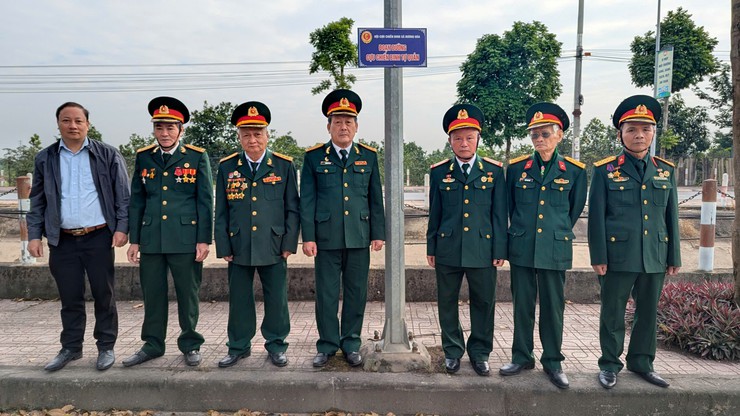 Hội Cựu chiến binh xã gắn biển “Đoạn đường Cựu chiến binh tự quản” - Ảnh 1.