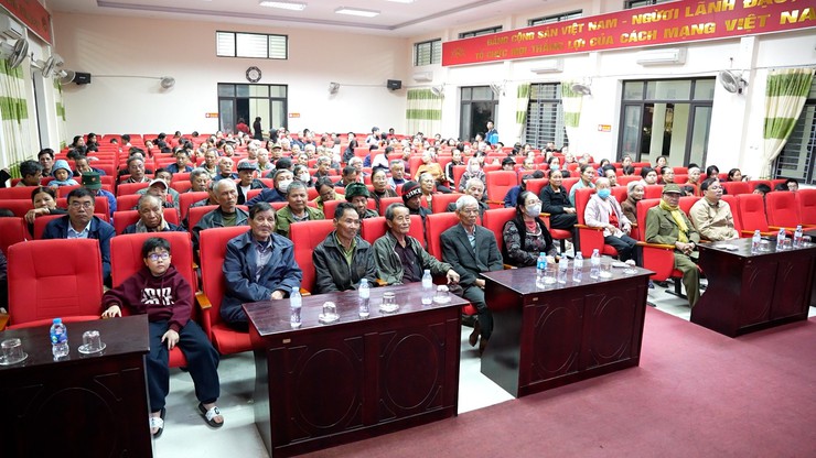 UBND, UB MTTQ xã chiếu miễn phí bộ phim Mưa đỏ- Ảnh 4.