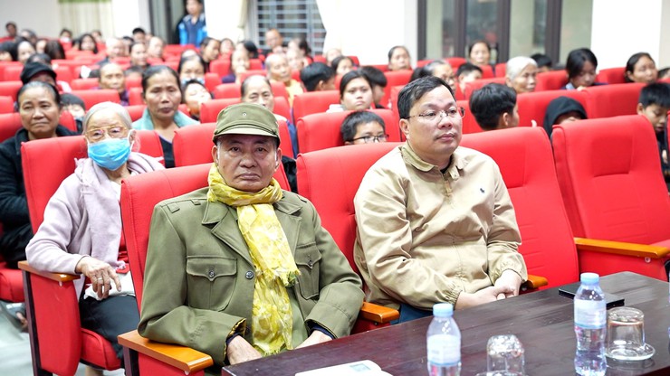 UBND, UB MTTQ xã chiếu miễn phí bộ phim Mưa đỏ- Ảnh 5.