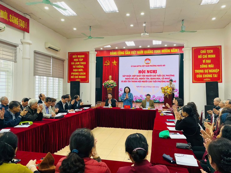 Phường Nghĩa Đô sáp nhập, hợp nhất Hội Người cao tuổi các phường cũ ra mắt Hội Người cao tuổi phường- Ảnh 1.