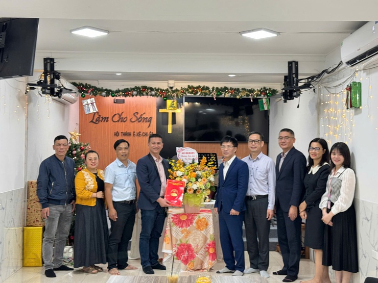 Phường Kim Liên thăm, chúc mừng Hội thánh tin lành Ê-XÊ-CHI-ÊN LƯƠNG ĐỊNH CỦA nhân dịp Giáng sinh năm 2025- Ảnh 1.