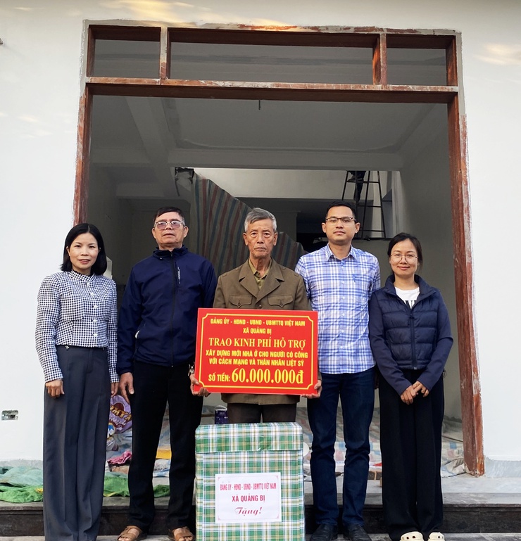 Xã Quảng Bị: trao kinh phí hỗ trợ xây mới nhà ở cho 06 hộ người có công và thân nhân liệt sĩ đợt 4- Ảnh 1.