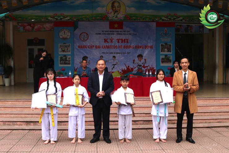 Xã Phú Cát tổ chức kỳ thi lên đai Karate cho hơn 200 võ sinh- Ảnh 14.