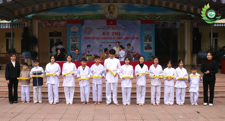Xã Phú Cát tổ chức kỳ thi lên đai Karate cho hơn 200 võ sinh- Ảnh 16.