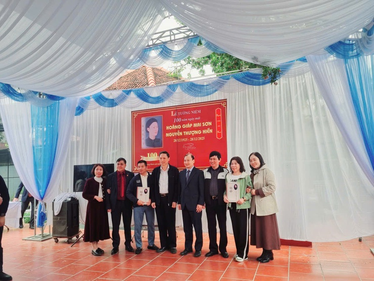 THÔN BẶT NGÕ TỔ CHỨC LỄ KHÁNH THÀNH CÔNG TRÌNH VĂN HÓA TÂM LINH; THÔN BẶT CHÙA LONG TRỌNG TƯỞNG NIỆM 100 NĂM NGÀY MẤT CỤ NGUYỄN THƯỢNG HIỀN- Ảnh 4.