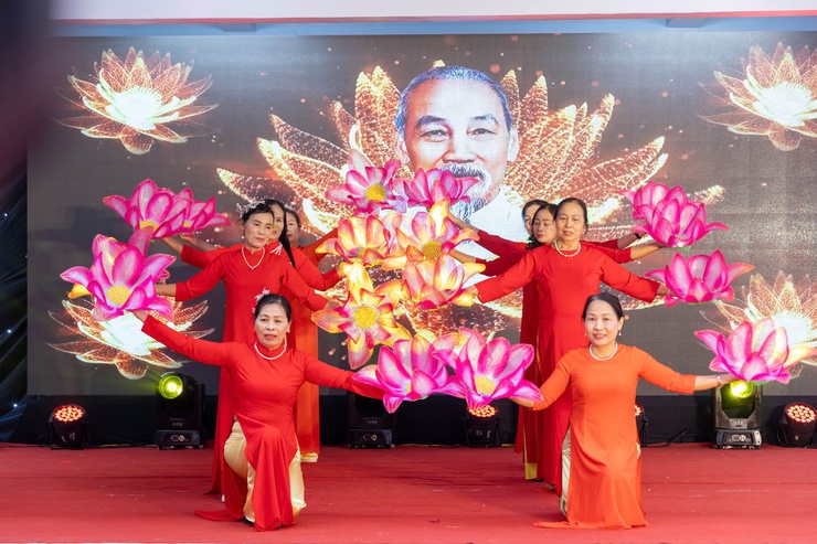 THÔN BẶT NGÕ TỔ CHỨC LỄ KHÁNH THÀNH CÔNG TRÌNH VĂN HÓA TÂM LINH; THÔN BẶT CHÙA LONG TRỌNG TƯỞNG NIỆM 100 NĂM NGÀY MẤT CỤ NGUYỄN THƯỢNG HIỀN- Ảnh 20.