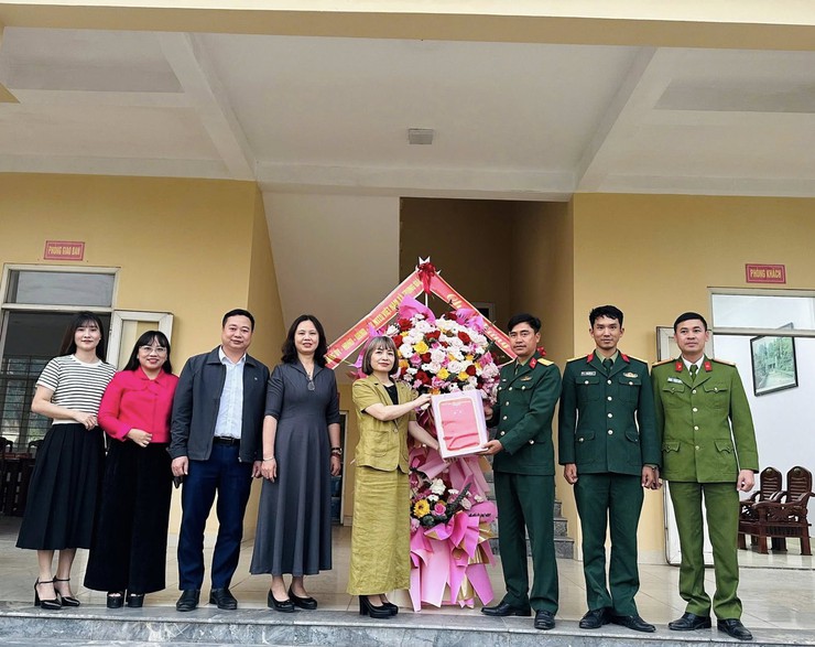 ĐOÀN LÃNH ĐẠO XÃ TRUNG GIÃ THĂM, CHÚC MỪNG CÁC ĐƠN VỊ BỘ ĐỘI THUỘC SƯ ĐOÀN 312- Ảnh 2.