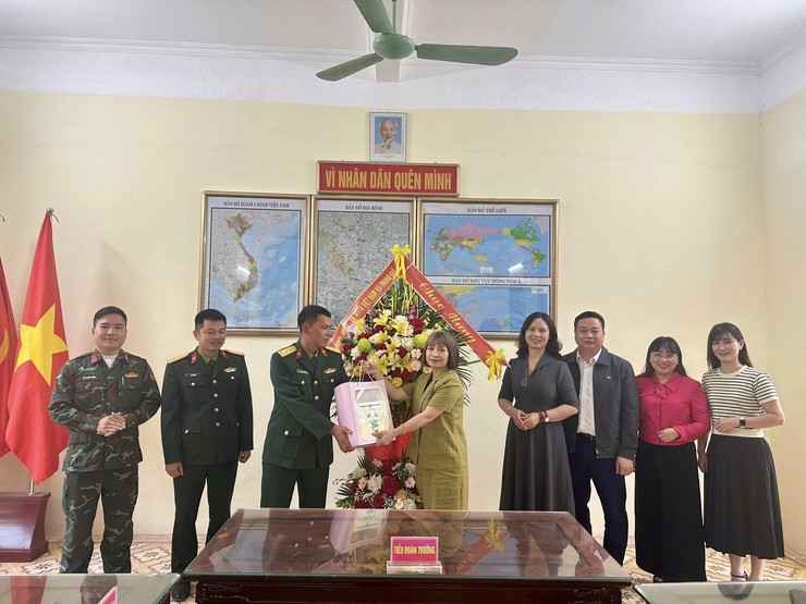 ĐOÀN LÃNH ĐẠO XÃ TRUNG GIÃ THĂM, CHÚC MỪNG CÁC ĐƠN VỊ BỘ ĐỘI THUỘC SƯ ĐOÀN 312- Ảnh 3.