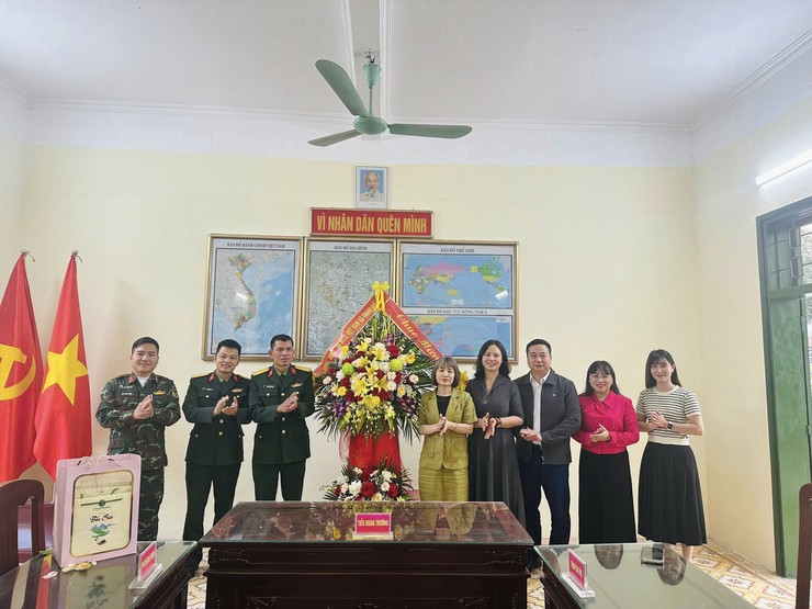 ĐOÀN LÃNH ĐẠO XÃ TRUNG GIÃ THĂM, CHÚC MỪNG CÁC ĐƠN VỊ BỘ ĐỘI THUỘC SƯ ĐOÀN 312- Ảnh 1.