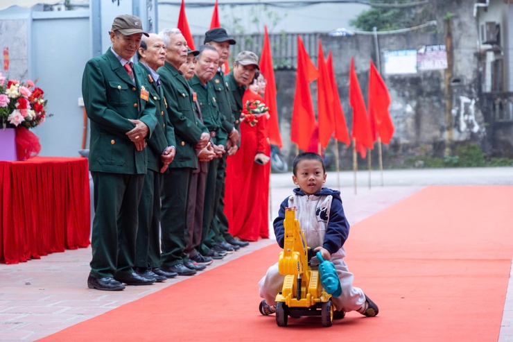 THÔN BẶT NGÕ TỔ CHỨC LỄ KHÁNH THÀNH CÔNG TRÌNH VĂN HÓA TÂM LINH; THÔN BẶT CHÙA LONG TRỌNG TƯỞNG NIỆM 100 NĂM NGÀY MẤT CỤ NGUYỄN THƯỢNG HIỀN- Ảnh 6.