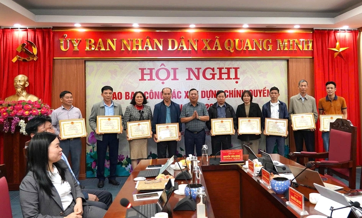 UBND xã Quang Minh khen thưởng các tập thể, cá nhân xuất sắc năm 2025- Ảnh 4.