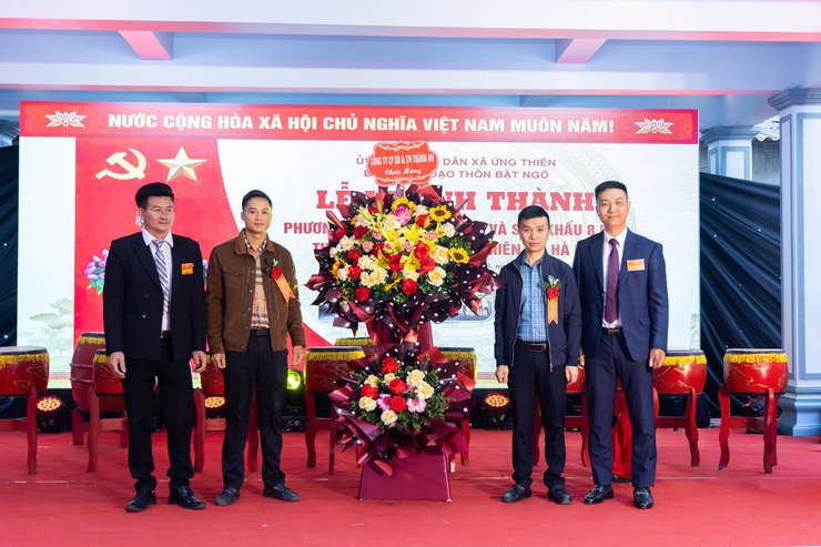 THÔN BẶT NGÕ TỔ CHỨC LỄ KHÁNH THÀNH CÔNG TRÌNH VĂN HÓA TÂM LINH; THÔN BẶT CHÙA LONG TRỌNG TƯỞNG NIỆM 100 NĂM NGÀY MẤT CỤ NGUYỄN THƯỢNG HIỀN- Ảnh 18.