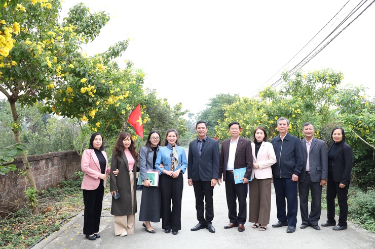 Đoàn công tác số 2 của thành phố Hà Nội kiểm tra thực tế việc triển khai Cuộc thi "Xã, phường sáng – xanh – sạch – đẹp" năm 2025 tại xã Suối Hai- Ảnh 3.