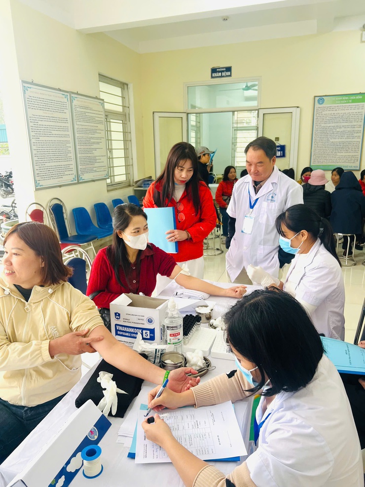 KHÁM SỨC KHỎE ĐỊNH KỲ CHO CÁN BỘ, GIÁO VIÊN, NHÂN VIÊN TRƯỜNG HỌC- Ảnh 1.