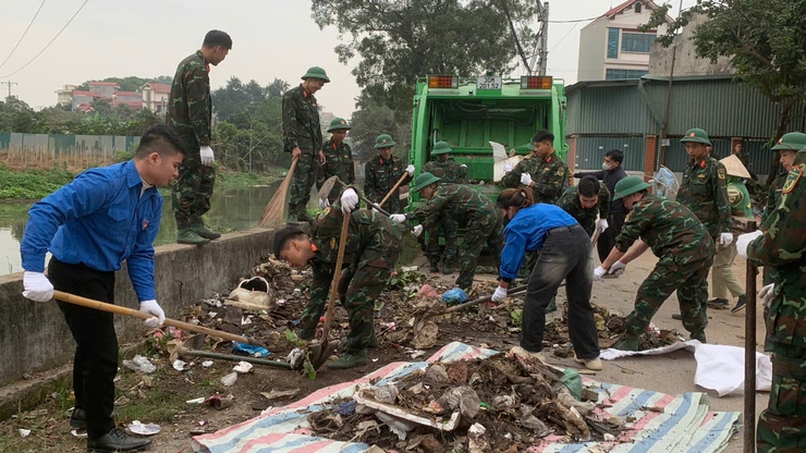Phường Tây Tựu tổ chức ra quân xử lý vệ sinh môi trường dọc hai bờ sông Pheo- Ảnh 1.