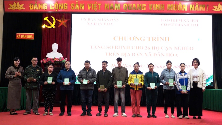 XÃ DÂN HÒA TỔ CHỨC CHƯƠNG TRÌNH TẶNG SỔ BẢO HIỂM XÃ HỘI TỰ NGUYỆN CHO HỘ CẬN NGHÈO- Ảnh 8.