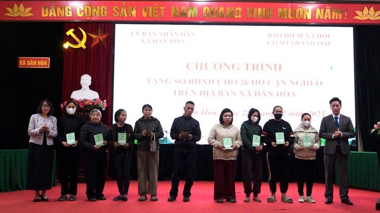 XÃ DÂN HÒA TỔ CHỨC CHƯƠNG TRÌNH TẶNG SỔ BẢO HIỂM XÃ HỘI TỰ NGUYỆN CHO HỘ CẬN NGHÈO- Ảnh 7.